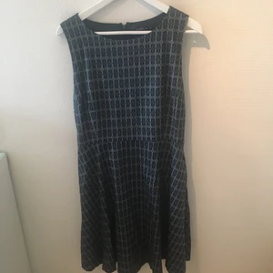 Mönstrad klänning - Marinblå/svart, mönstrad klänning i storlek 42. Använd 1-2 gånger men är i bra skick.