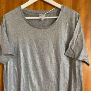  - T-Shirt från Monki. Kan mötas i Uppsala eller frakta. Hör av dig för fler bilder eller om du har frågor 🥰