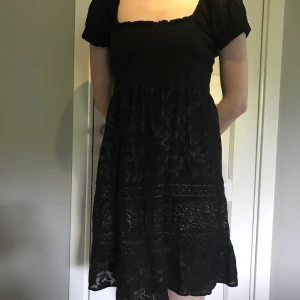 Svart spets klänning - En svart bomull spets klänning som är fodrad. Sparsamt använd, köparen står för frakten. 