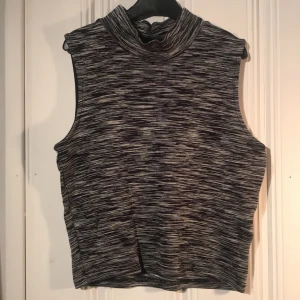 Topp - Snygg tajt topp från Cubus i kortare modell, använd fåtal gånger. 50kr + frakt
