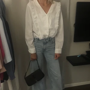 Hampton rebublic blus  - Säljer en hampton rebublic blus som tyvärr är försor för mig! Den är i storlek 42 men passar absolut storlek S-L beroende på hur man vill att den ska sitta ( själv har jag size xs ) Frakt tillkommer