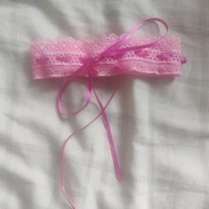 Rosa choker - Choker som jag fick med i ett lingerie-set från dollskill. Endast prövad så i gott skick!!