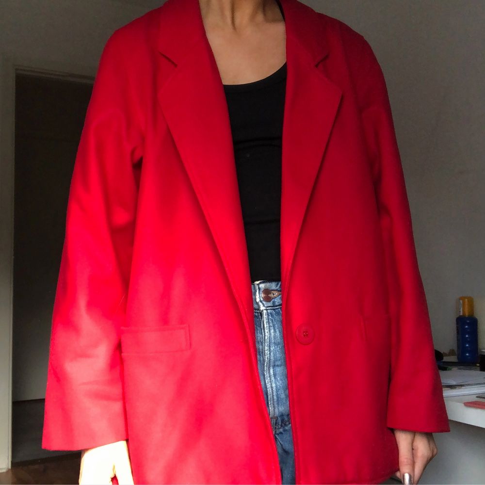 Röd vintage kavaj/blazer köpt på Beyond Retro, sitter lite snyggt oversized på mig som vanligtvis har storlek s! Skitsnyggt med en hoodie under eller bara nån enkel topp;) 150kr + 63kr spårbar frakt. Kostymer.