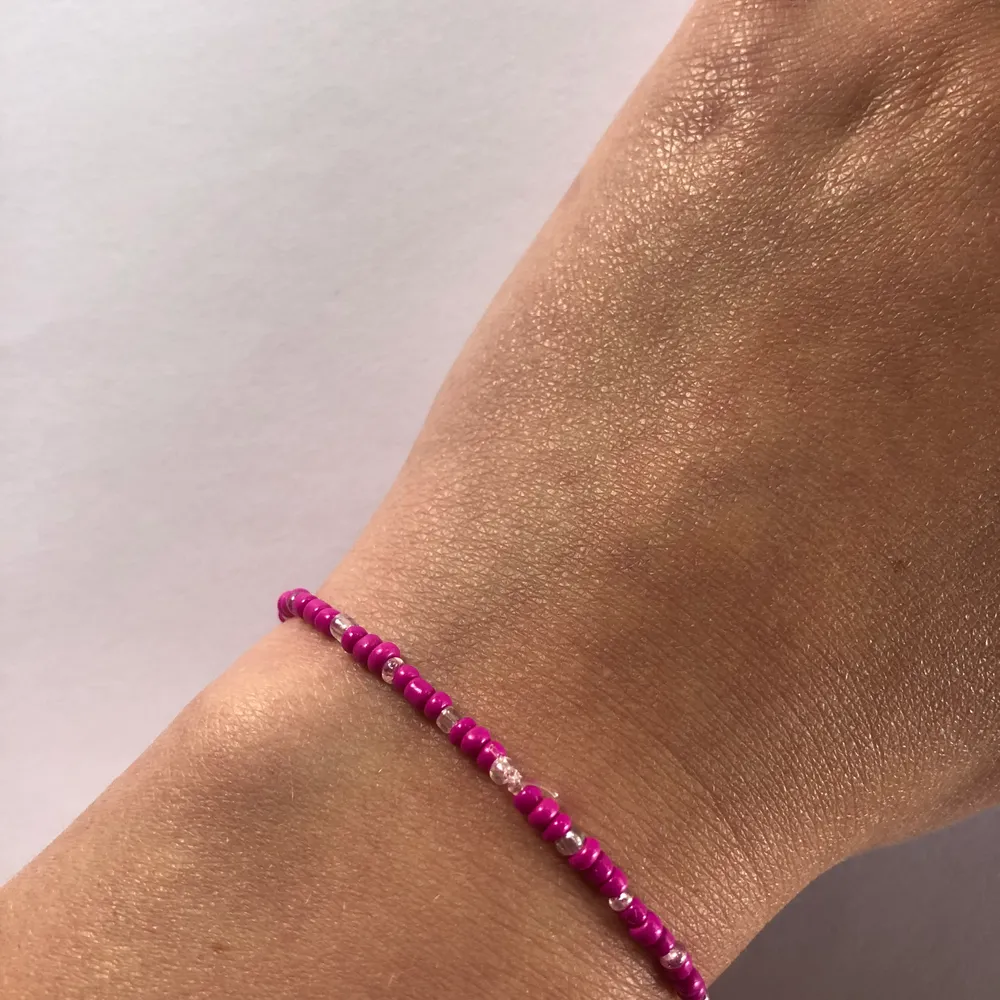 Superfint handgjort armband med rosa glaspärlor💕💘💝✨⚡️ Tråden är elastisk och därmed passar armbandet de allra flesta! Kan göra armband/halsband på beställning, skriv då!💕. Accessoarer.