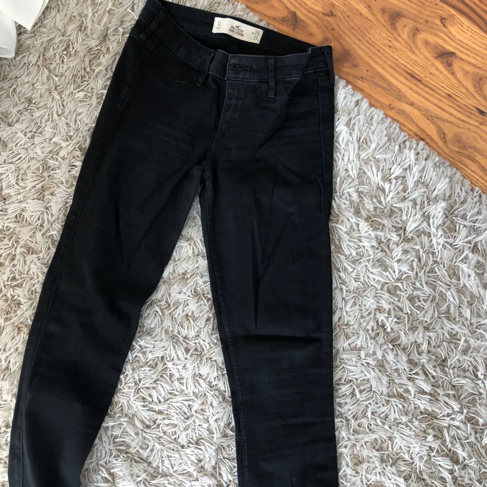 svarta hollister jeans helt oanvända pga att dom är för långa för mig. storlek 25 längd 31. nypris ca 650 kr, köparen står för frakten. Jeans & Byxor.
