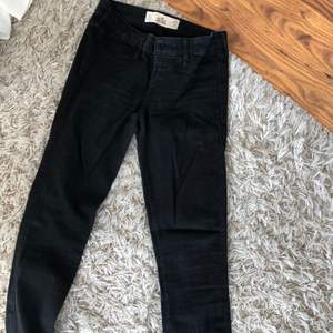 svarta hollister jeans helt oanvända pga att dom är för långa för mig. storlek 25 längd 31. nypris ca 650 kr, köparen står för frakten