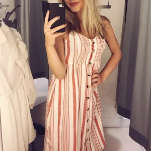 Helt ny lång sommarklänning ✨ - Aldrig använd (lapparna sitter kvar), nypris 399kr 😊 finns i stockholm