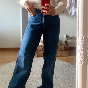 Jeans från Monki - Säljer dessa jeans från MONKI, de var för stora för mig och har därför aldrig använts. Lappen finns kvar.