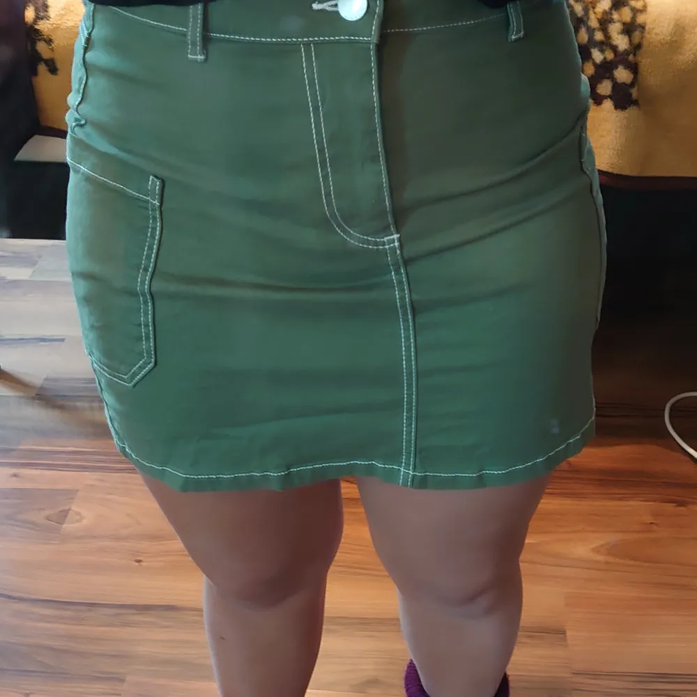 Grön kjol i mjukt material som framhäver former väldigt bra. Funkar för både small och Medium beroende på hur man vill att den ska sitta. . Kjolar.