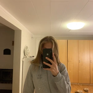 Hoodie från hummel - En hoodie från hummel, XS. Perfekt att mysa i eller som träningströja. Ej använt och i bra skick. 250kr+frakt