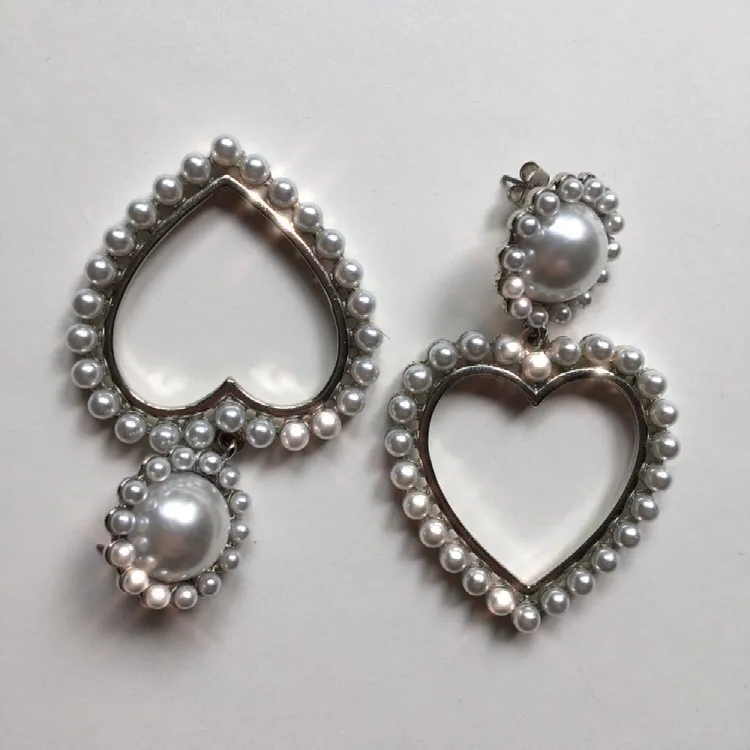 Silverfärgade örhängen i form av hjärtan 💕 . Accessoarer.