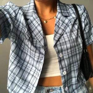 Croppad skjorta  - En croppad skjorta köpt på shein i våras. Mycket bra kvalite och sparsamt använd. Väldigt cool att piffa upp outfiten med. 140 + 19 frakt 🦋 * HÖGSTA BUD 260kr + frakt* BUDGIVNINGEN AVSLUTAS KL 18.00 IKVÄLL*