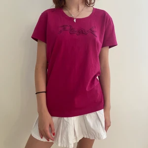 Peak T-shirt  - T-shirt från peak performance med retrokänsla. Passar xs-m beroende på önskad fit.