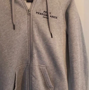 peak performance hoodie - peak performance hoodie i storlek S. Sitter jättebra inte för tajt men inte heller oversize