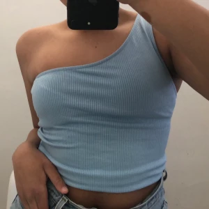 Blå tröja - Jag säljer denna jätte snyga blå topp ifrån Gina Tricot, nypris 159kr mitt pris 115kr + frakt 🦋💕 skriv för fler bilder