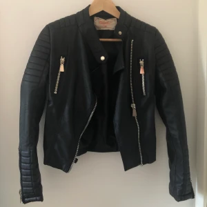 skinnjacka - Säljer denna skinnjacka som är i mycket fint skick. Den är något år gammal, men endast använd ca 5ggr. Köpte för ca 600kr & säljer för 300kr. Den är i storlek 36, men något liten i storleken så skulle säga att den är mer som 34-36.