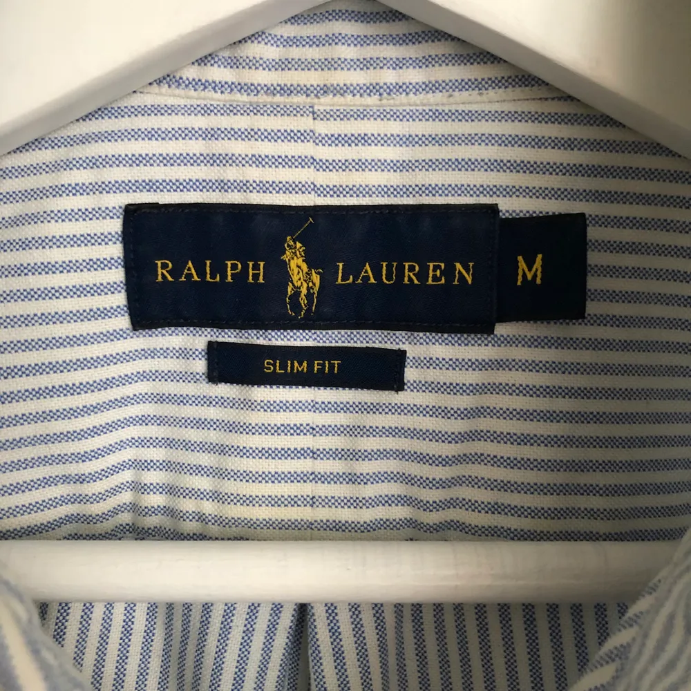 Vit/Blå randig skjorta från Polo Ralph Lauren. Storlek Medium - Slim fit. Använd en gång.. Skjortor.