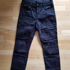 Punkiga byxor från Lindex.Stl.38 - Så mjuka och sköna och i fint skick. Stretch. Normallängd. Punkig stil.