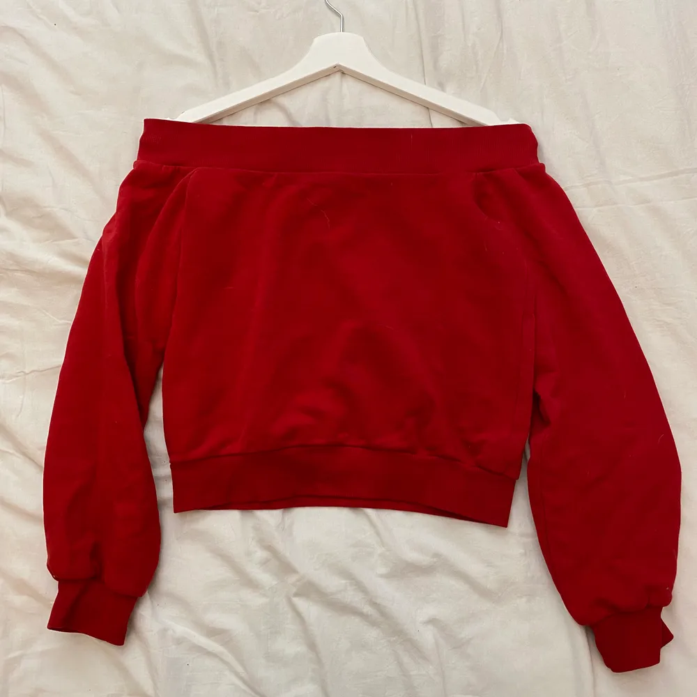Oanvänd off shoulder tröja, super snygg röd färg. I hoodie material, super skönt🤩. Hoodies.