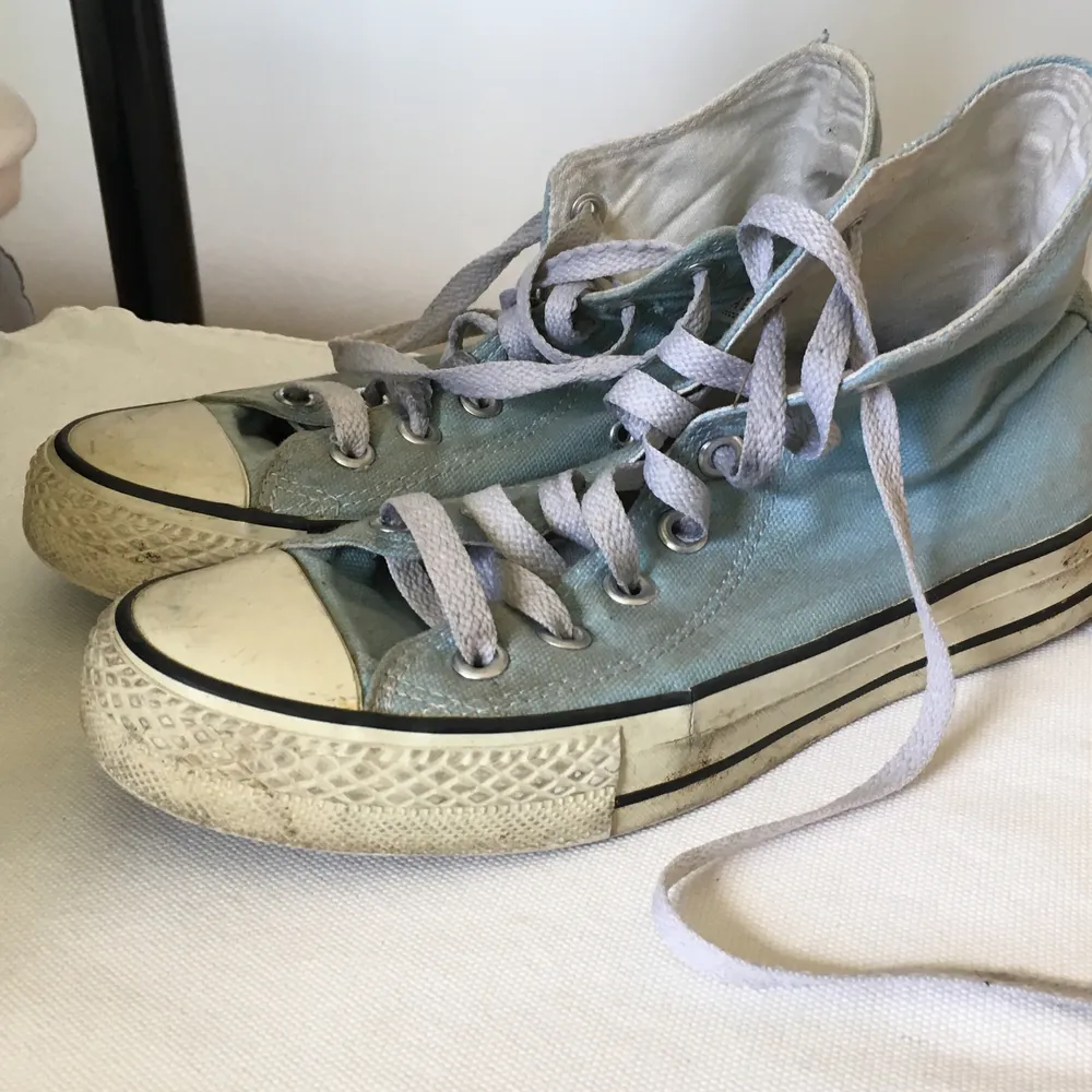 Ett par höga, ljusblå converse all star, ganska väl använda.🦋Sköna vardagliga skor helt enkelt, kan rengöra dem om det skulle viljas🖤. Skor.