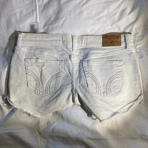 Vita hollister shorts - Vita shorts från Hollister. Kort modell med låg midja. Tyvärr blivit för små. Storlek w24, alltså typ XS.  😇   Priset är exklusive frakt. Rensar garderoben inför flytt så finns mycket kläder uppe till en billig peng. Kan sänka priset