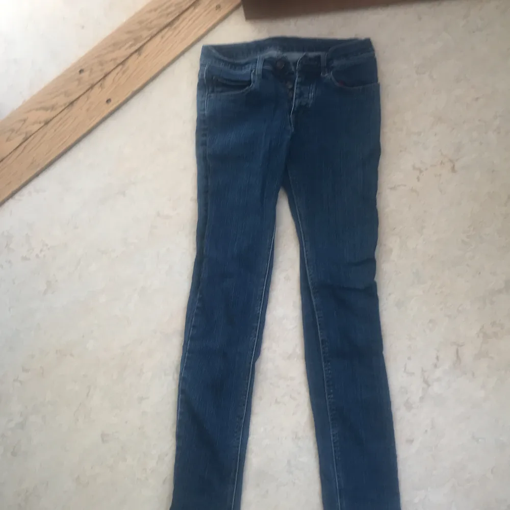 Fina jeans med rak passform, knappt använda.. Jeans & Byxor.