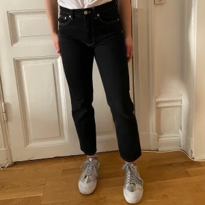 Jeans från arket  - Svarta jeans med vita sömmar från arket. 