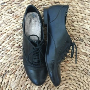  - Bekväma retro lackskor. Använda men i bra skick!