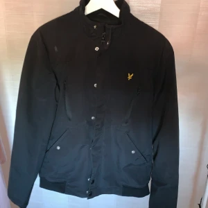 Lyle & scott  - (Inget fel , de är som ny)