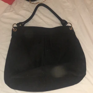 Väska - Säljer en svart väska från h&m, aldrig använd