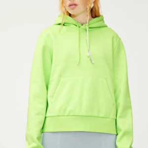 Neongrön hoodie - Weekday- neongrön hoodie! Oversized och jättecool!!! Passar alla storlekar beroende på hur fitten önskas