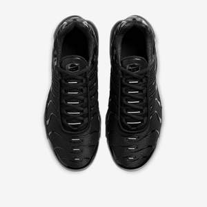 Säljer mina Nike air max plus i svart använd ca 2-3 gånger. St 38 den är lite för stor på mig så säljer den skriv vid intresse så kan jag skicla fler bilder. Nypris 1799kr. Buda💞