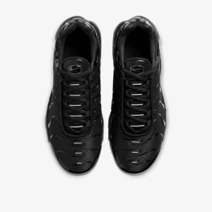 Nike Air Max Plus - Säljer mina Nike air max plus i svart använd ca 2-3 gånger. St 38 den är lite för stor på mig så säljer den skriv vid intresse så kan jag skicla fler bilder. Nypris 1799kr. Buda💞