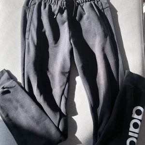 Adidas mjukisbyxor - Svarta mjukisbyxor från adidas🌸dom är för tall people men passar folk som inte är långa också. Det är tapered leg vilket betyder att dom sitter tight.✨ köparen står för frakt så buda gärna💕