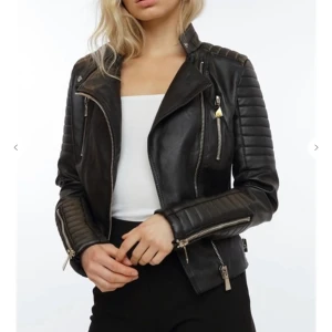 Skinnjacka  - Säljer min Moto Jacket från chiquelle i storlek 36. Använd ett fåtal gånger, säljer pga att det inte är min stil. Nypris 699kr, säljer för 250kr. Köpare står för frakt. 