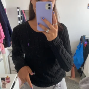 Stickad Ralph Lauren tröja - Jätte skön stickad Ralph Lauren tröja som tyvärr inte kommer till användning längre!! Använd X antal gånger men i bra skick! 😚