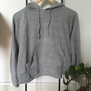 Monki - Jättemysig lite kortare hoodie från monki. I storlek XS men passar även S