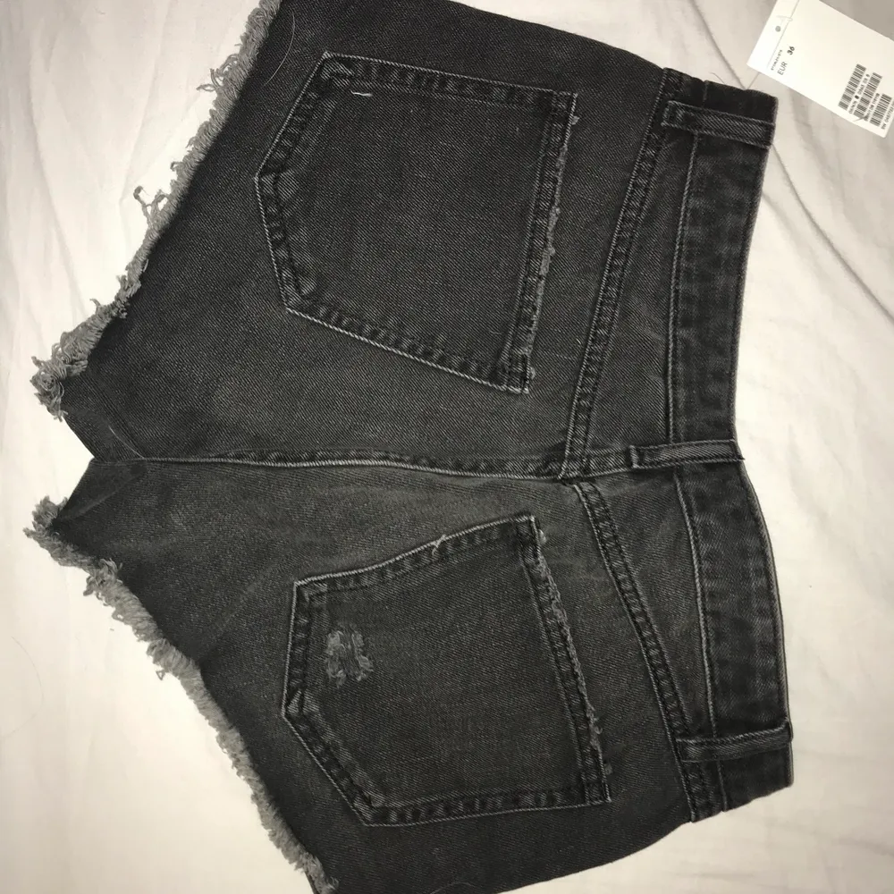 Säljer dessa skit snygga jeans shortsen som är helt nya med prislapp kvar pga att de är lite korta på mig . Shorts.
