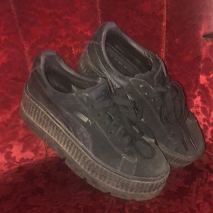 FentyxPuma platforms. Rihanna Fenty. - Köpta ca två år sen på Rihanna fenty hemsida. Strlk 38.5, i bra skick, knappt använda. Lägsta priset är 500 ni får buda. Frakt inräknat 