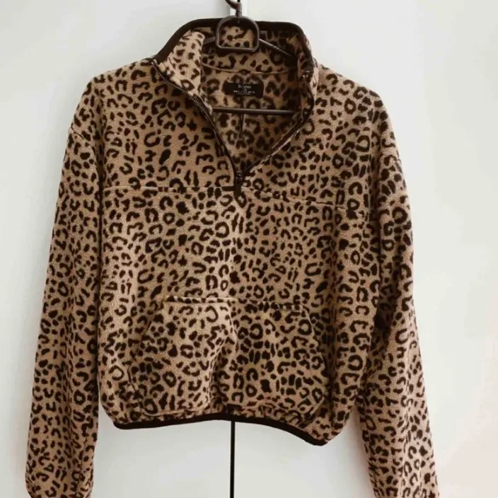 Supermysig fleece tröja i leopard mönster. Storlek S. Tröjor & Koftor.