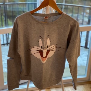 sweatshirt  - bugs bunny