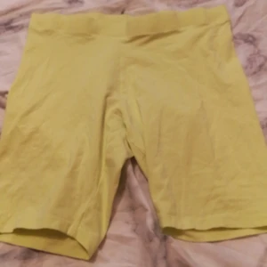 Cykelbyxor neon - Cykelbyxor från ginatricot andvända 1gång bra skick säljer dom för andvänder dom inte 