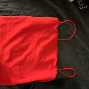 Rött linne från Gina Tricot - Ett Gina Tricot linne som köptes för ett år sedan och som blivit för litet