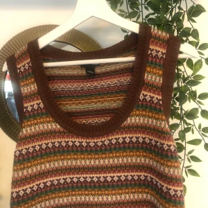 Stickad väst - Super söt stickad väst! Säljer då den inte kommer till användning längre, frakten ligger på 44💗