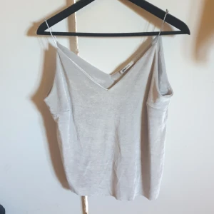 Linne från gina tricot - Snygg linne i silveraktig sammet ifrån gina tricot, använt en gång. Köpare står för frakt