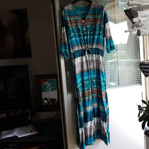 Bohemisk klänning stl.XL - Lång klänning i fint skick med knappar hela vägen. Stl XL men liten i storleken.