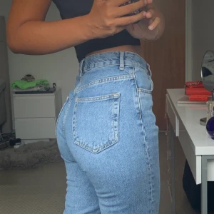 Mom jeans  - Mom jeans från bik bok. Samma skick som när det köptes. Frakt tillkommer. Bud börjar på 50kr och avslutas den 17 augusti❤️❤️