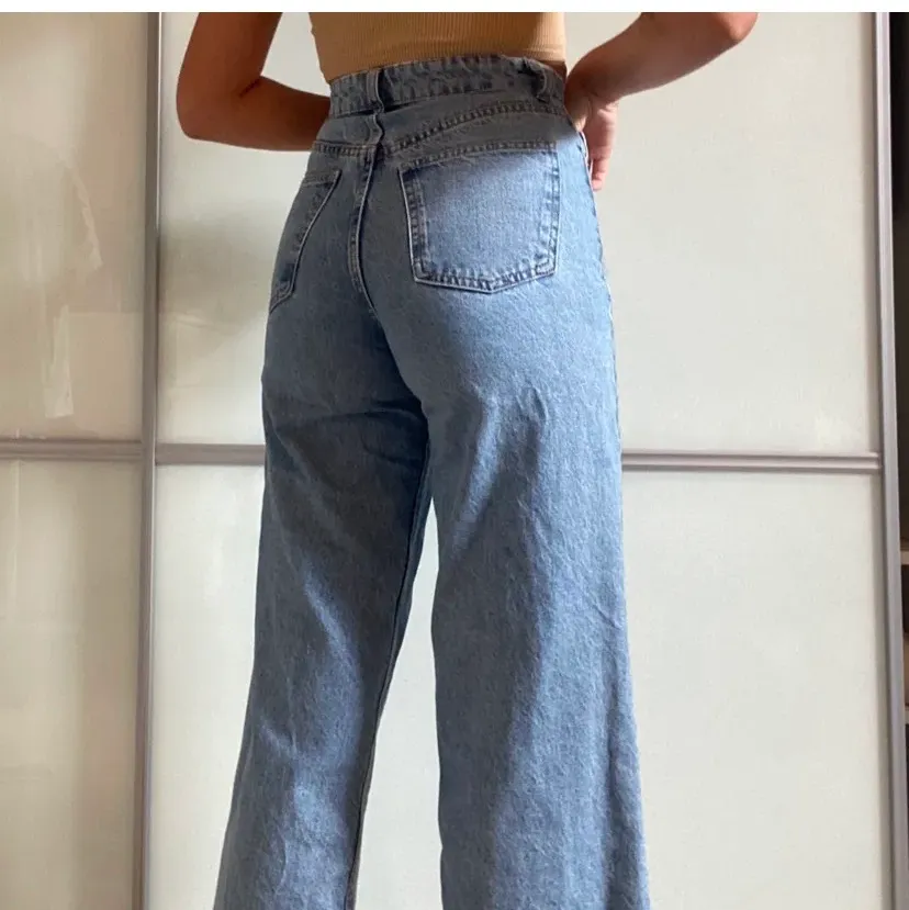 Köpta på Plick men var för små för mig. Superfina jeans i bra kvalitet! Frakten ligger på 80 kronor 💜💜💜 Lånade bilder av personen jag köpte det av 🥰🥰🥰. Jeans & Byxor.