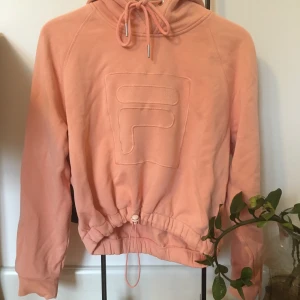 Fila - Sweatshirt från FilaXweekday! Kommer tyvärr inte till användning längre, jättefin färg och använd några gånger