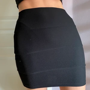 Svart tubkjol med detaljer - Minikjol från ginatricot i strl S men som även passar xs-m beroende på önskad passform :)